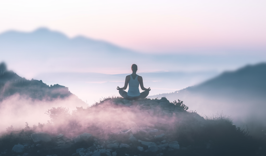silhouette-meditation-sommet-montagne-brume
