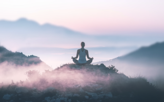silhouette-meditation-sommet-montagne-brume