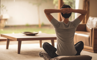 personne-relaxation-salon-lumiere-jardin