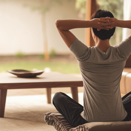 personne-relaxation-salon-lumiere-jardin