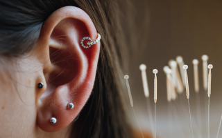oreille-piercing-conch-arriere-plan-flou