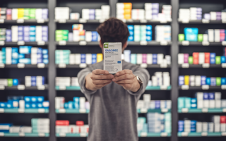 personne-pharmacie-medicaments-etagere