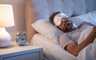 adulte-detendu-lit-chambre-apaisante