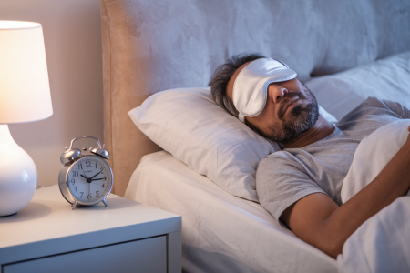 adulte-detendu-lit-chambre-apaisante