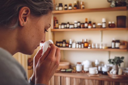 personne-mouchoir-remedes-naturels-etageres