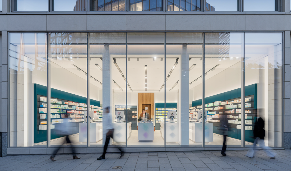 pharmacie-moderne-façade-nuit-personnes-floues