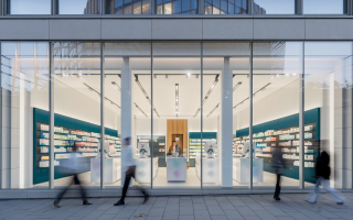 pharmacie-moderne-façade-nuit-personnes-floues