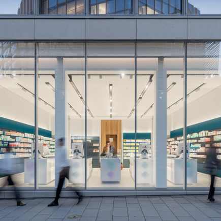 pharmacie-moderne-façade-nuit-personnes-floues