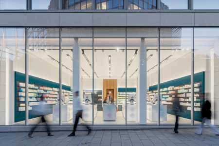 pharmacie-moderne-façade-nuit-personnes-floues
