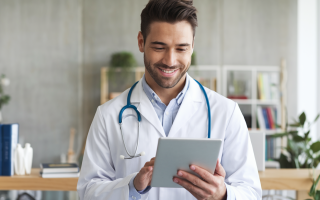 medecin-blouse-blanche-tablette-bureau