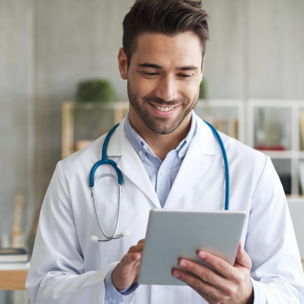 medecin-blouse-blanche-tablette-bureau