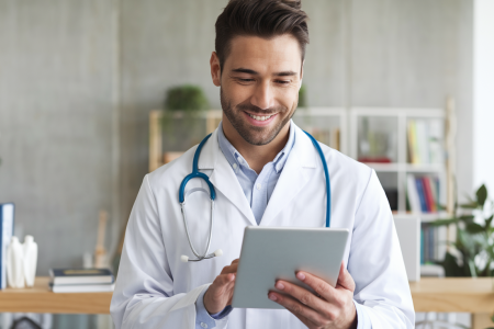 medecin-blouse-blanche-tablette-bureau