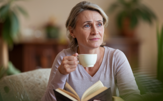femme-salon-tasse-the-livre-plantes