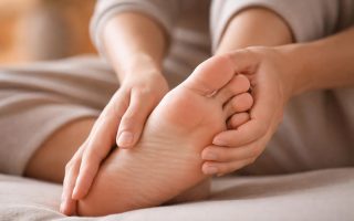 main-pied-éclairage-doux-ambiance