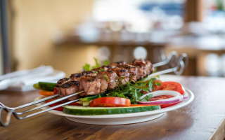 assiette-kebab-legumes-table-bois