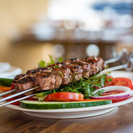 assiette-kebab-legumes-table-bois