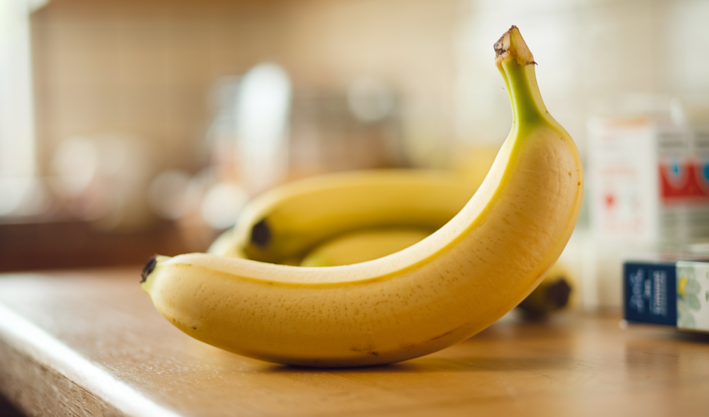 bananes-mures-table-lumiere-fenetre