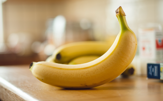 bananes-mures-table-lumiere-fenetre