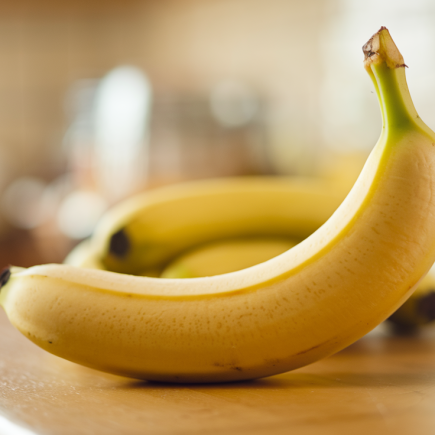 bananes-mures-table-lumiere-fenetre