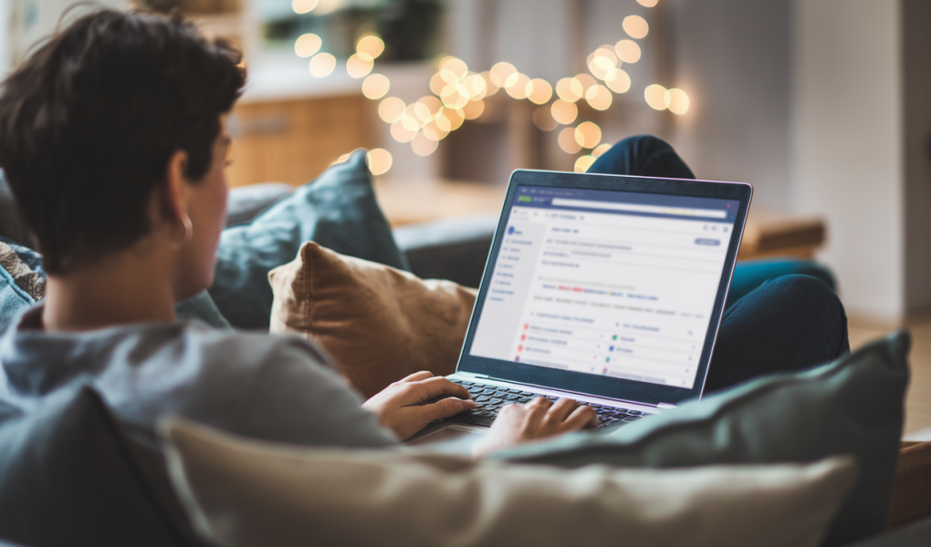 personne-canape-ordinateur-salon-cosy