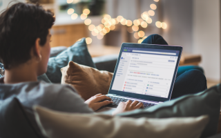 personne-canape-ordinateur-salon-cosy