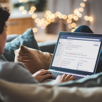 personne-canape-ordinateur-salon-cosy