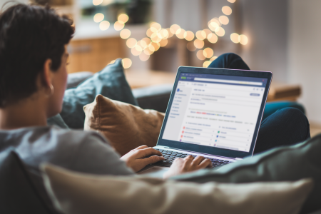 personne-canape-ordinateur-salon-cosy