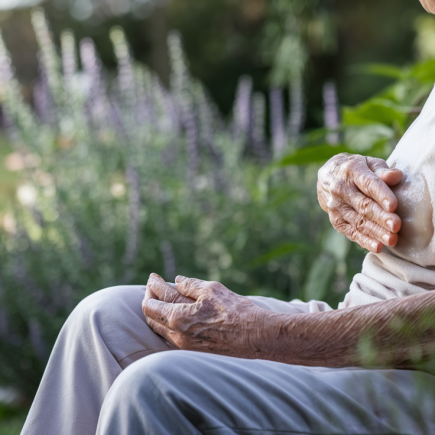 personne-agee-jardin-cataplasme-plantes
